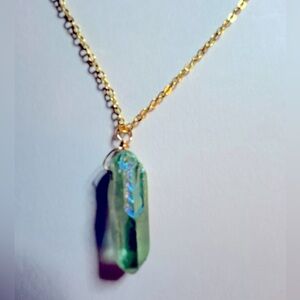 NWOT Necklace Aura Quartz green blue 1” stone 16” hypoallergenic goldtone chain